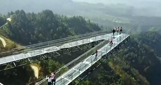 比张家界玻璃桥恐怖10000倍世界第一天空悬廊面世深圳人敢去作死