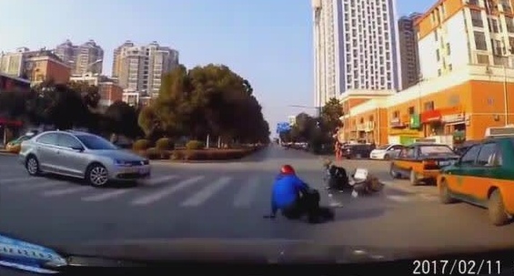 前面电动车突然摔倒，我这速度总算刹住