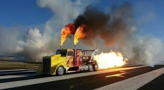 近距离实拍36000匹马力喷气卡车与飞机赛跑