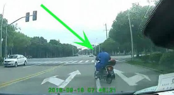 电动车这样窜出来，交警都无能为力