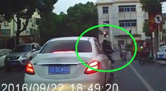 奔驰男追尾电动车，却骂别人走的慢