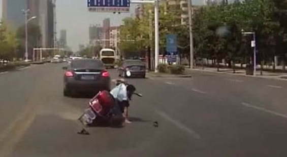 刚驶入机动车道，电动车就追尾了