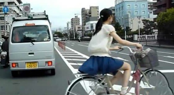 女学生骑车过马路，被逆行电动车撞翻