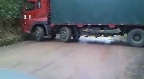 亲眼目睹，史上最牛大卡车调头
