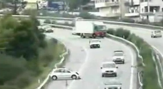 实拍高速公路车祸！这卡车司机真冒失