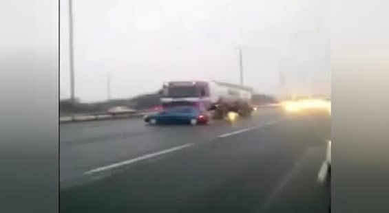 大卡车撞小汽车后继续狂奔