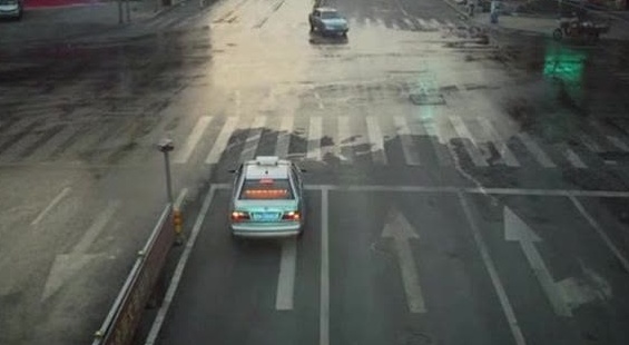 宝马飞速过路口后死亡，出租车已吓蒙