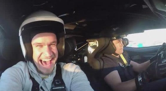 第一次坐跑车，还是一台有钱也买不到的车