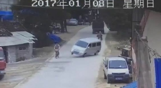 面包车失控，电动车幸运的躲过一劫