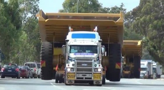 最大卡车出门就有警车开路，一个轮子就能换辆宝马