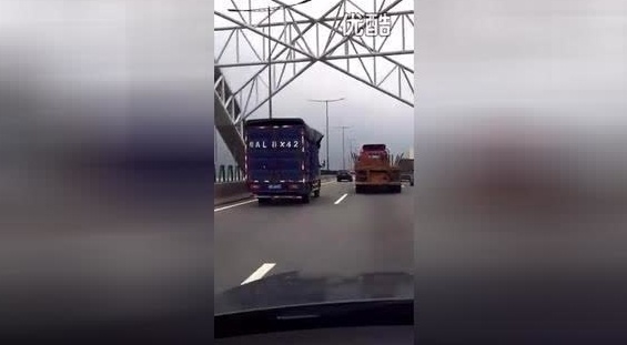 大车何苦为难大车，大桥上大卡车斗气别车！