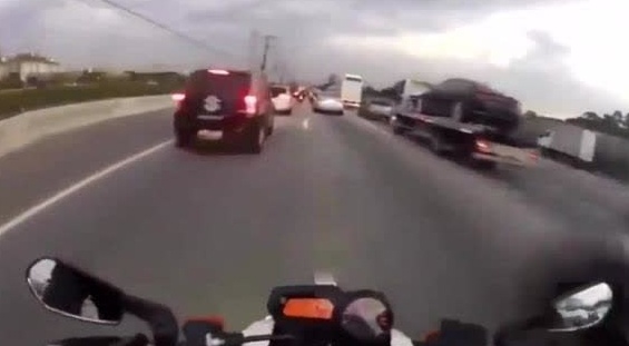 简直是不要命 疯狂司机在车流中狂飙