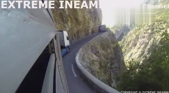 看着真悬 车外看大卡车山路谨慎行驶