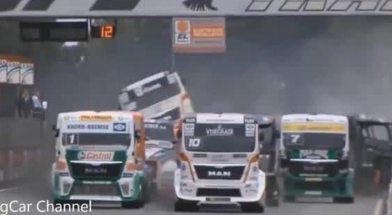 大家伙可不好惹 看卡车赛车比赛中撞车事故