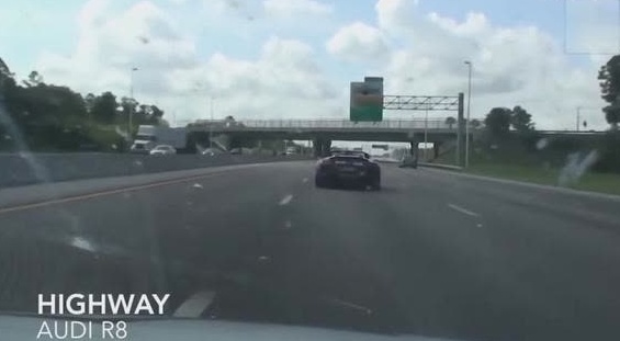 奥迪R8正准备变道，奔驰跑车硬是不让，只能同归于尽