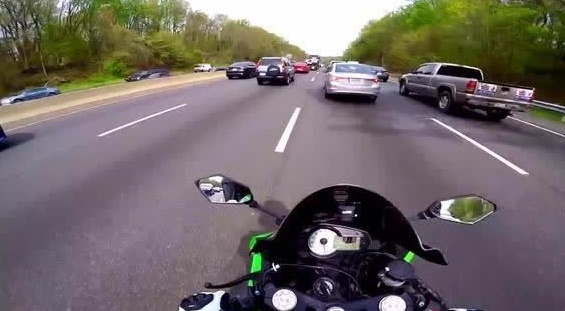 路遇女神 摩托车手主驾驶记录搞笑评论