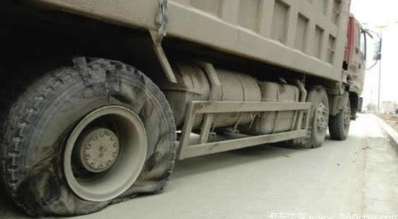 卡车轮胎爆炸，威力震天