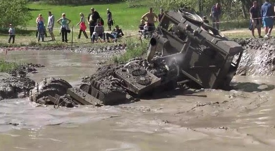 这卡车的动力没得说，这样整都不会熄火