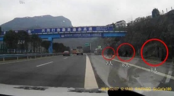 高速路疯狂逆行的面包车！