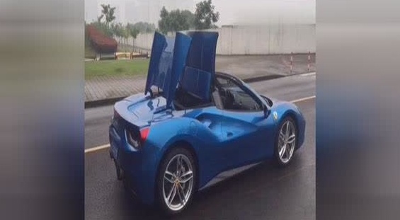 能开上这样牛敞篷车，天天吸雾霾我都可以忍！