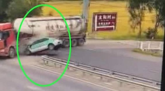 出租车正面撞击油罐车，实力太悬殊