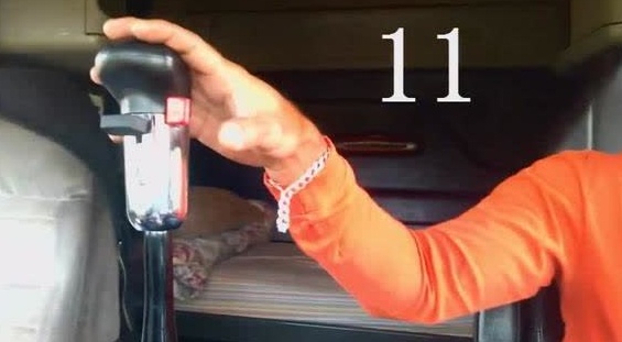实拍:司机驾驶13档大卡车，看看他是怎样换挡的