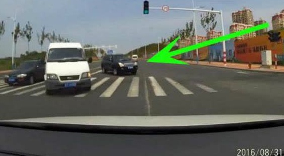 SUV拐弯不减速，视频车无奈和其发生撞击