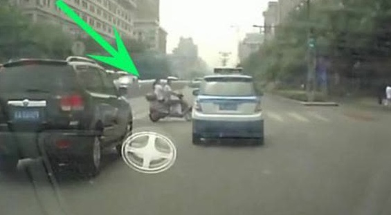 电动车抢灯，被出租车撞翻
