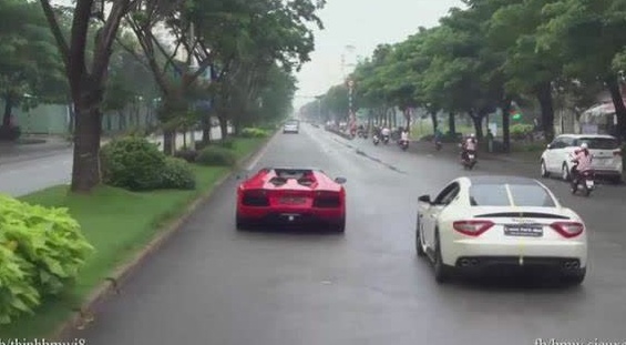 大街上看见一辆兰博基尼，骑电动车的人亮了