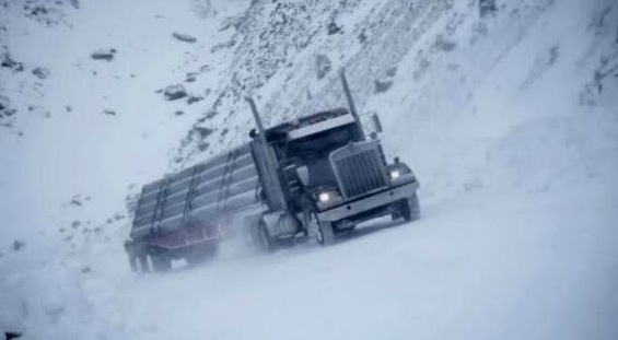 堪比美国大片 卡车雪地上坡失控后果很严重