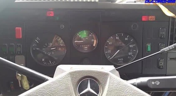 实拍:启动1994年生产的奔驰卡车，配备500马力V8发动机