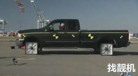 国外两兄弟把汽车轮子改装成正方形，跑的比电动车还快