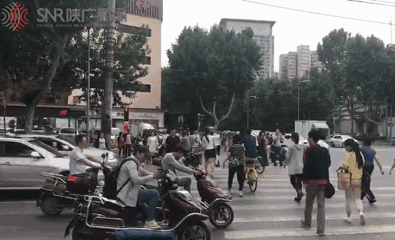 除了行人,以前本来就任性的摩的,三轮车也更任性了,跟着人流在马路上