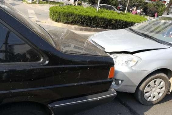 丰田花冠马路追尾大众桑塔纳, 两车的差距把丰田车主气的发抖