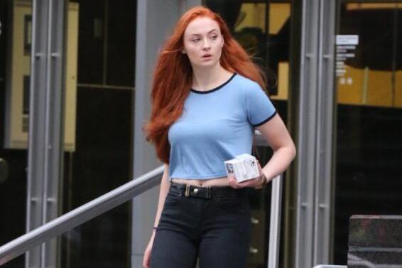 女星索菲·特纳蒙特利尔街头休闲拍照,她的红发魅力十足