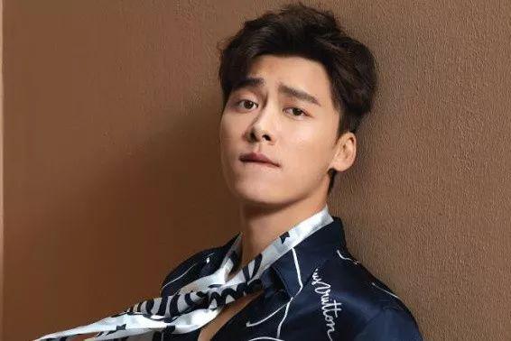 经纪人贪财,助理给粉丝推销网店,李易峰的团队