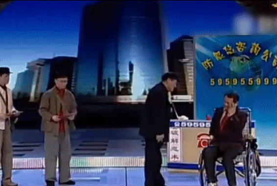 还有模仿赵本山的小品《卖拐》里范伟的