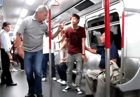 实拍: 大爷地铁上对老外壮汉挑衅, 被一招制服
