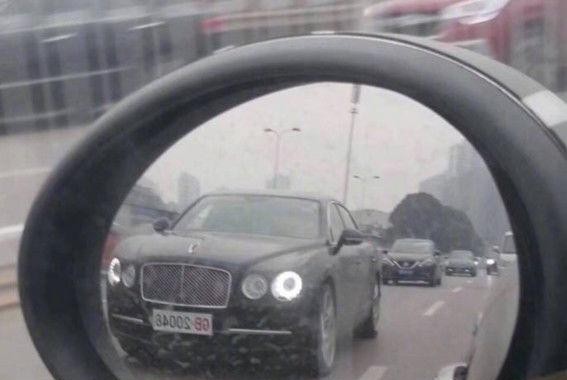 路上偶遇宾利版“红旗H7”：看见车牌，估计10辆红旗也买不到