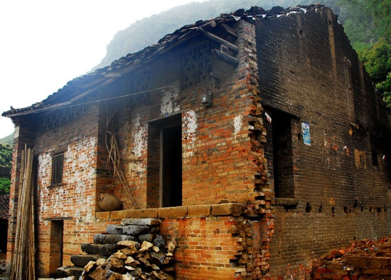 那住着危房准备建房的人该怎么办?