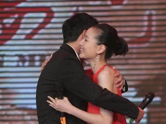 董洁潘粤明离婚后的首次同台,董洁的这个动作