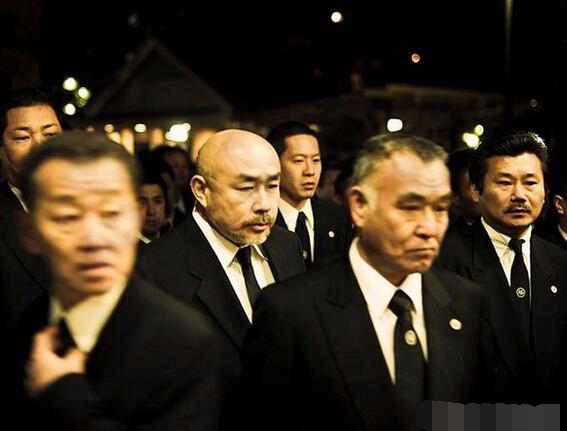 日本最大黑帮“山口组”出行座驾分级：大佬坐奔驰，小弟开日产