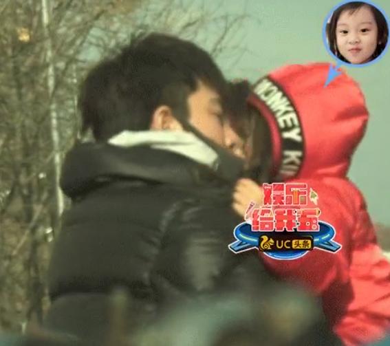 贾乃亮家门口亲吻泪别甜馨,网友:心都碎了
