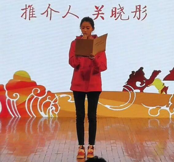 关晓彤学校演讲穿着太朴素,网友表示不懂:还没