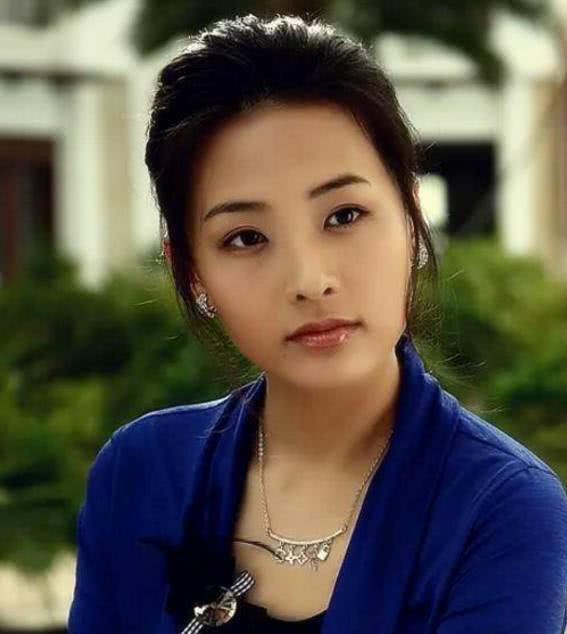 2,郑罗茜饰演的孙晓菁,孤儿,小时候过着担心受怕地生活.