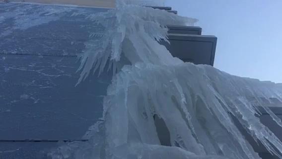 郑州一小区楼顶太阳能热水器漏水 冰挂从六楼