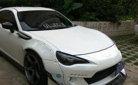 宝骏510车主，在小区内偶遇五菱宏光S跑车，车主：大饱眼福