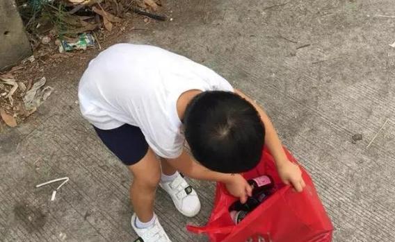 泰国5岁男孩不想上学,妈妈:那你就去捡垃圾吧!