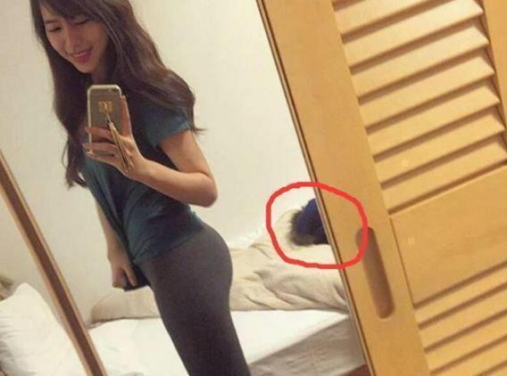 美女内涵动图:突然发现一张女友以前的自拍图,心塞了