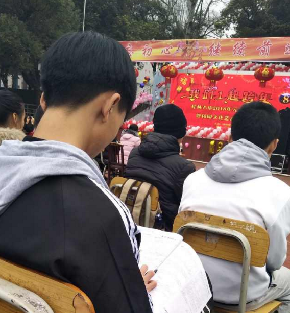 高中小伙参加元旦晚会时都不忘看书学习,但真